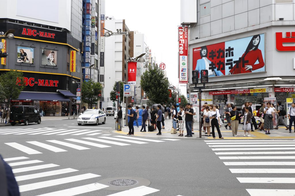 新宿通り交差点(ABCマートとビックカメラの間)