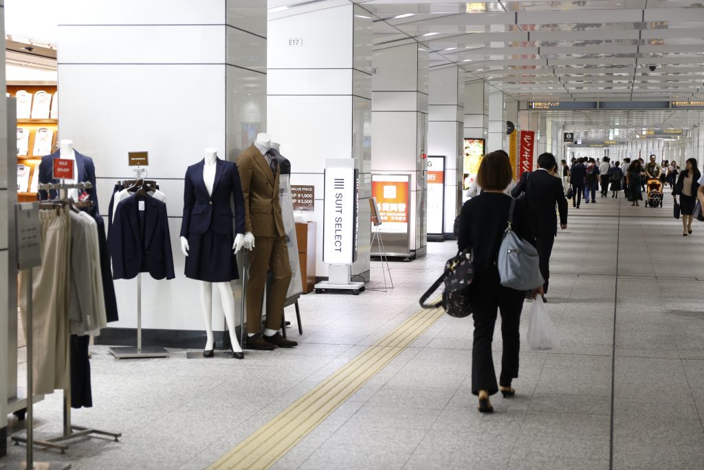 新宿駅西口地下通路(スーツセレクト新宿西店前)