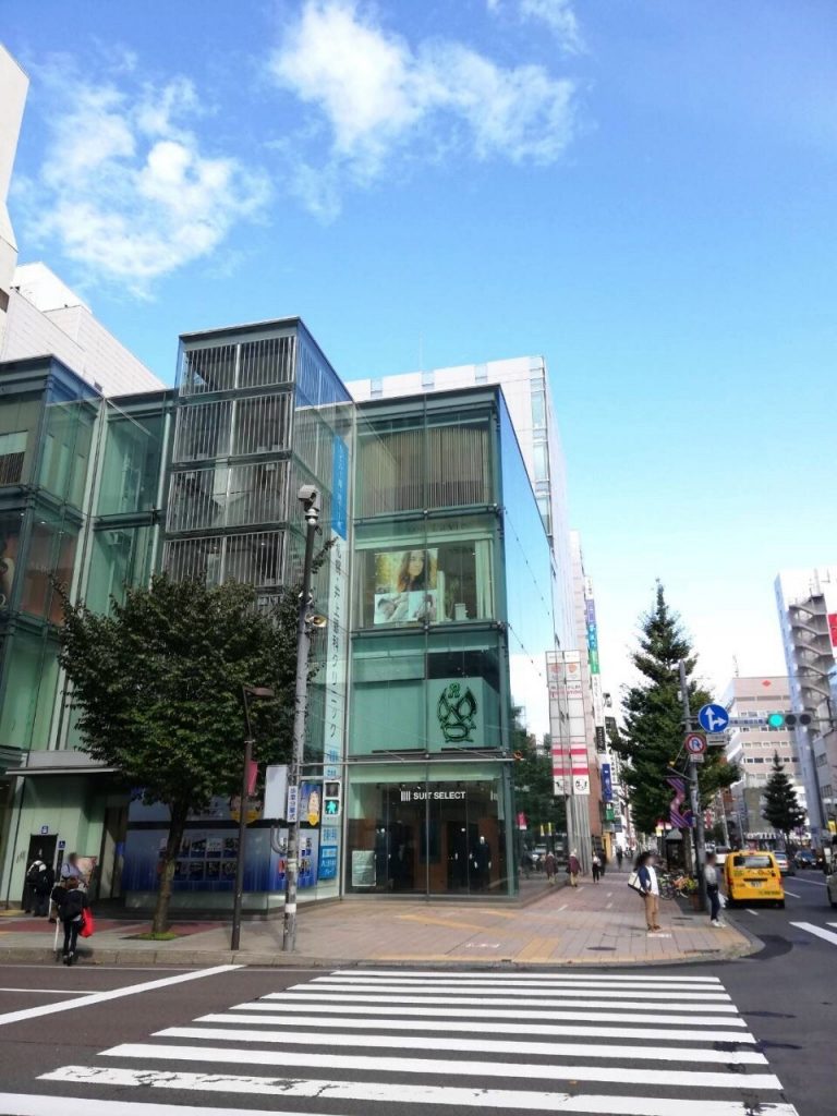 札幌シャンテ外観。1階にスーツセレクト