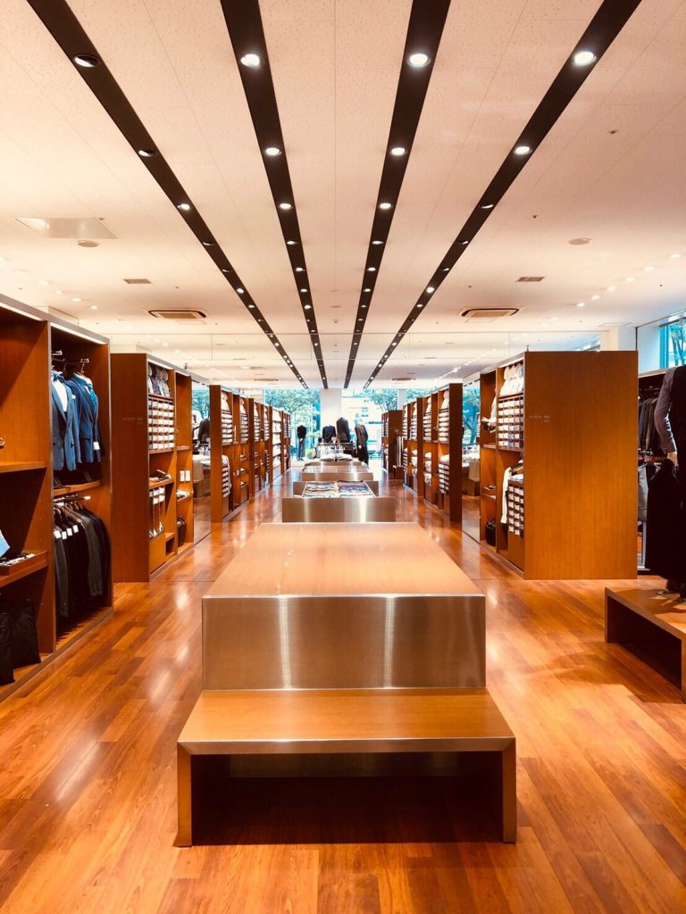 スーツセレクト博多。
店内中央。
大きなコーディネートするファンステージ、そしてネクタイコーナー。
両サイドにはシャツコーナーが並びます。