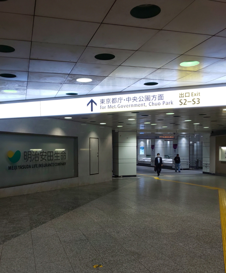 新宿駅 都庁・中央公園方面通路画像。