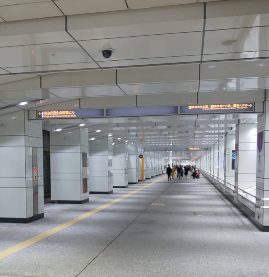 新宿駅 構内通路画像。