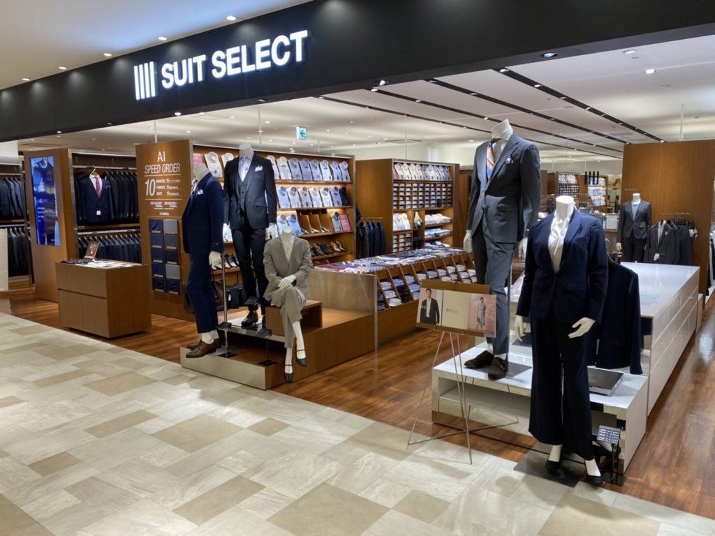 サクラマチ熊本の店頭の様子。5体のマネキンが展示。
画像右側2体。画像左側3体。店頭中央には豊富なシャツが陳列されている。左奥はスーツが陳列されている様子。