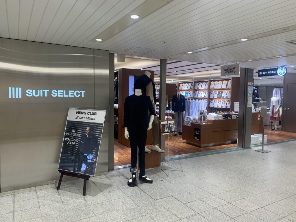 スーツセレクト大阪駅クロスト店頭画像。