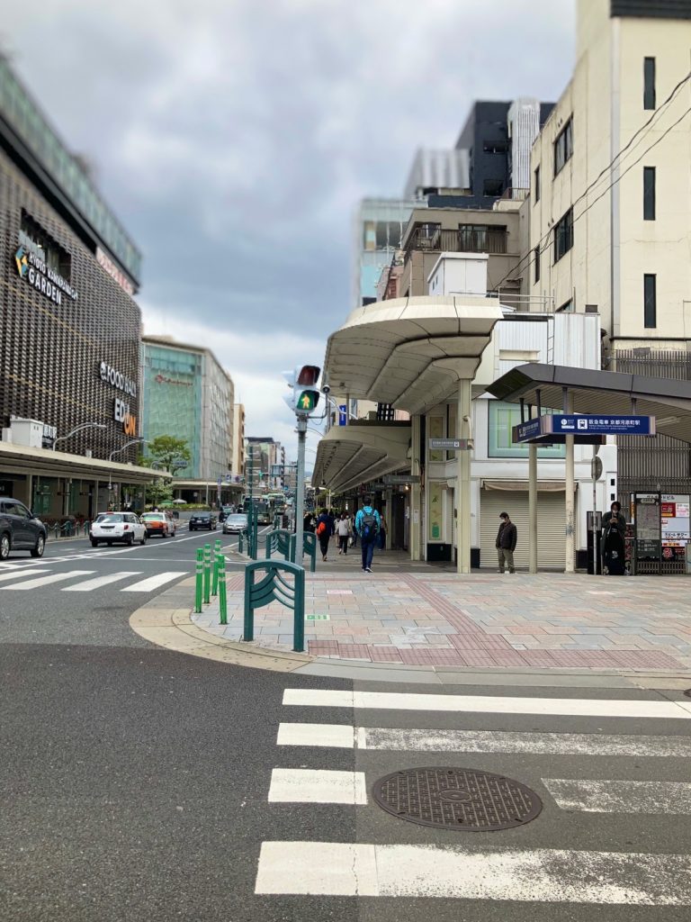 祇園四条駅近辺の道路の画像。