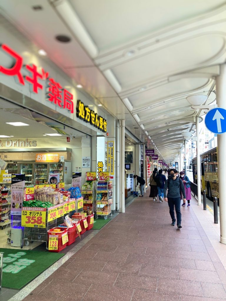 スギ薬局近辺通路画像。