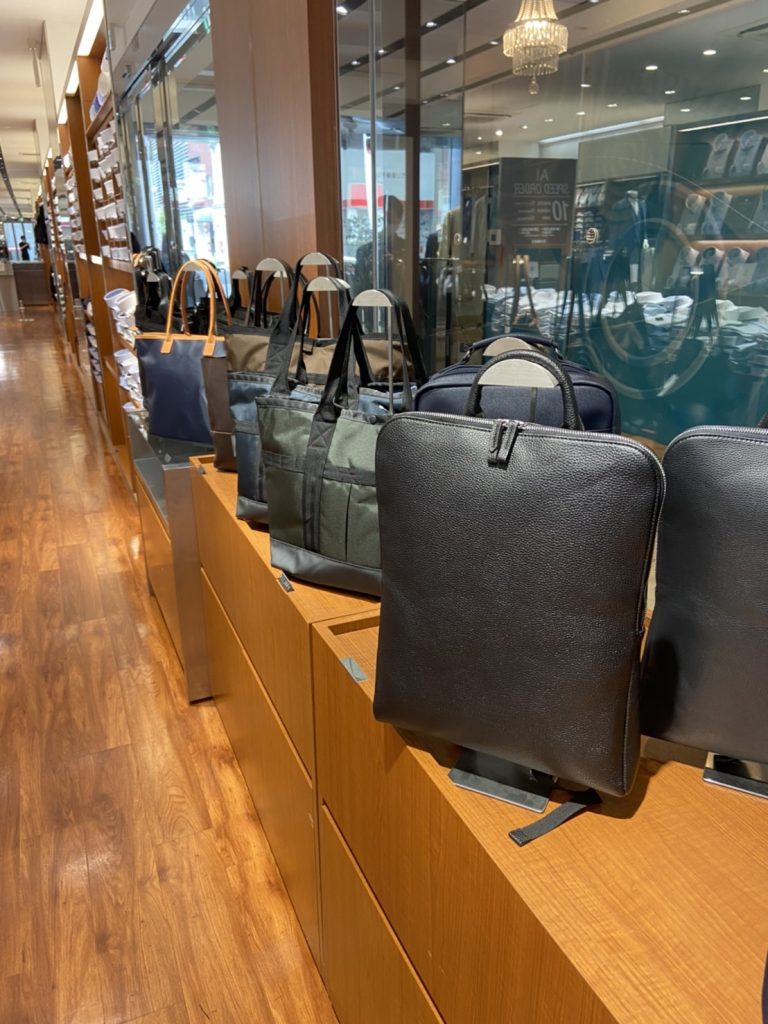 スーツセレクト広島本通りバッグコーナー