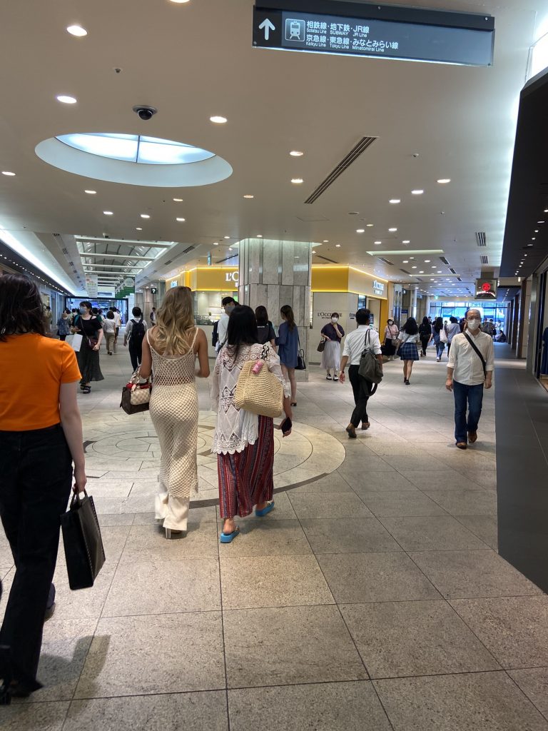 横浜駅ビルの通路の画像。
数人が行き来。グレーの通路。