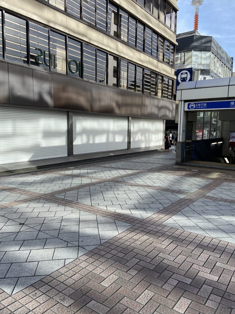 通路の画像。右奥地下鉄入口あり。地面は煉瓦調の模様。
