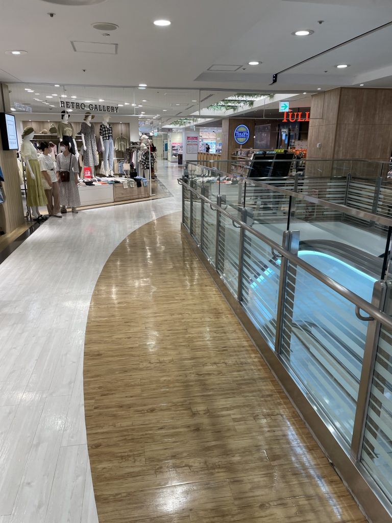 高崎モントレー店内