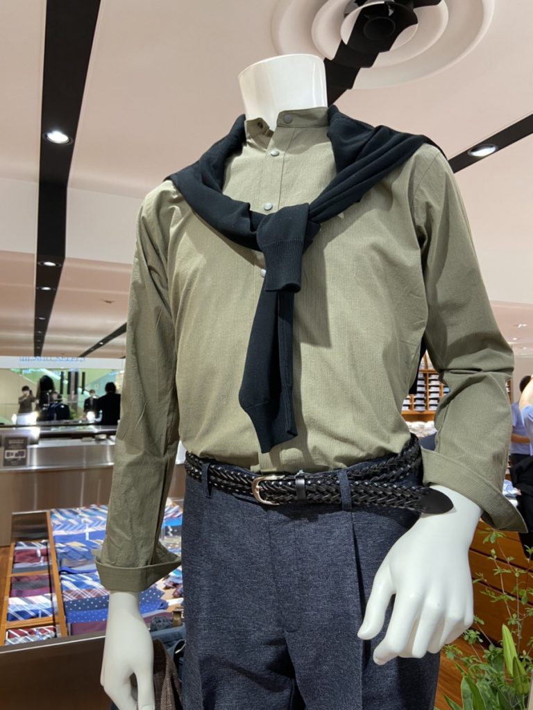 津田沼ビート 店内マネキン
カーキ色のシャツ、グレー系パンツ着用のメンズスタイルマネキン。肩からブラック系のニットを掛けている。