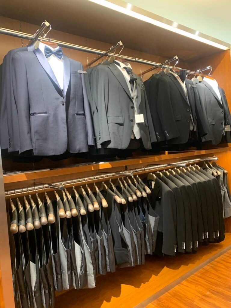 スーツセレクト博多駅前 フォーマルコーナー 礼服やタキシード、ベストが陳列されています