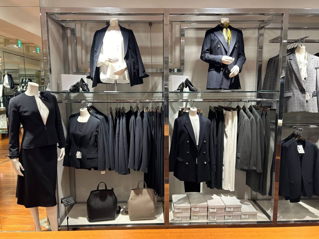 3階はレディースアイテムのみの展開。
フィッティングルームも2つあります。