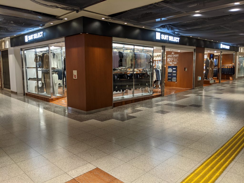 スーツセレクト名古屋セントラルパーク栄店頭