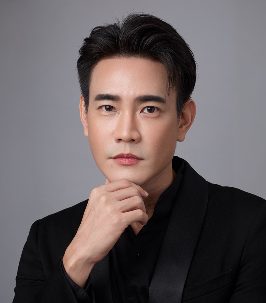 คุณฟลุค-จิระ ด่านบวรเกียรติ นักร้องและนักแสดงในชุด TUXIDO สไตล์ All-Black Formal Wear